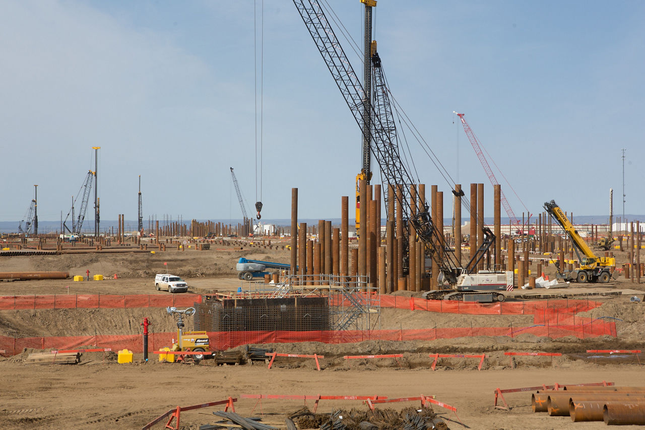 A wide angle shot of the Suncor Area 2 Piling site