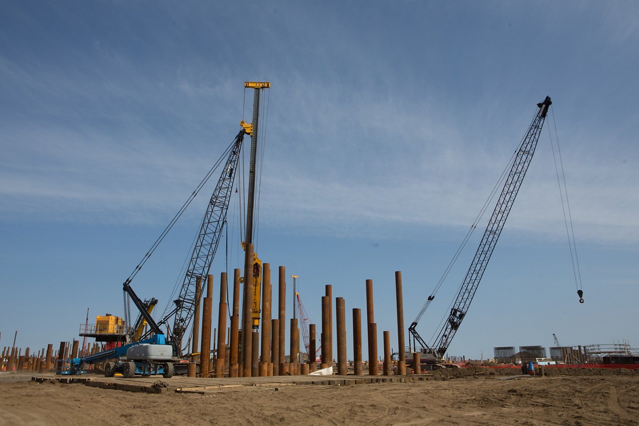 A wide angle shot of the Suncor Area 2 Piling site